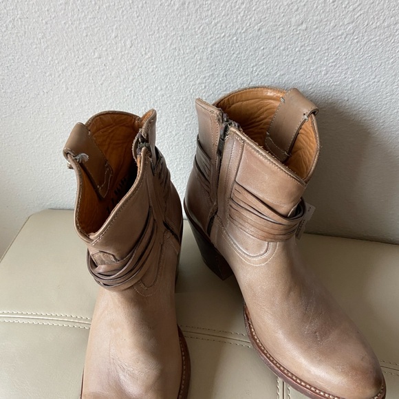 Lucchese Robyn hand-tooled feather booties in tan SMOOTH leather Size 7 - Picture 3 of 6